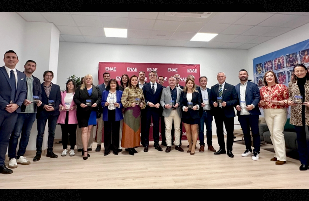 Casi un centenar de vecinos de El Paret�n y L�bor se acercan al uso de la tecnolog�a digital